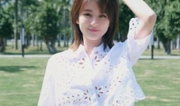 关灯变装校服吃瓜,关灯变装，校服下的吃瓜秘密