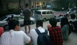 表白现场吃瓜,吃瓜群众见证浪漫表白时刻