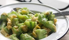 广州雨天吃瓜事件,市民雨中共享瓜果，共度欢乐时光