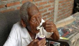 老人吃瓜突然死亡,老人吃瓜意外离世引发食品安全关注