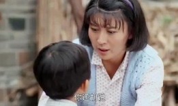 婶婶和侄子吃瓜,婶婶与侄子共享夏日瓜趣