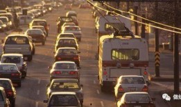 排队堵车吃瓜,全民“吃瓜”现场