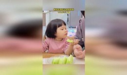 萌娃吃瓜画,萌态百出，童趣盎然瞬间