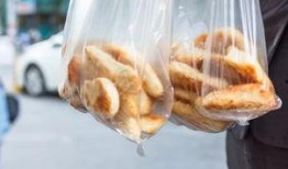 长垣西街吃瓜,夏日吃瓜盛宴，品味街头美食风情