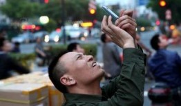 吃瓜路人拍照文案图片,吃瓜路人拍照瞬间，捕捉生活趣味瞬间