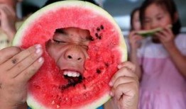 萌娃吃瓜画,萌态百出，童趣盎然瞬间