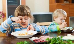 小孩麦田吃瓜,小孩的欢乐时光